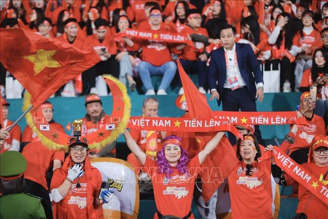 Khán giả đến sân cổ vũ cho đội nhà Việt Nam. Ảnh: Minh Quyết - TTXVN