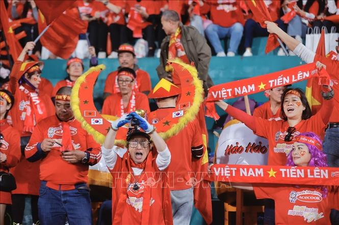 Khán giả đến sân cổ vũ cho đội nhà Việt Nam. Ảnh: Minh Quyết - TTXVN