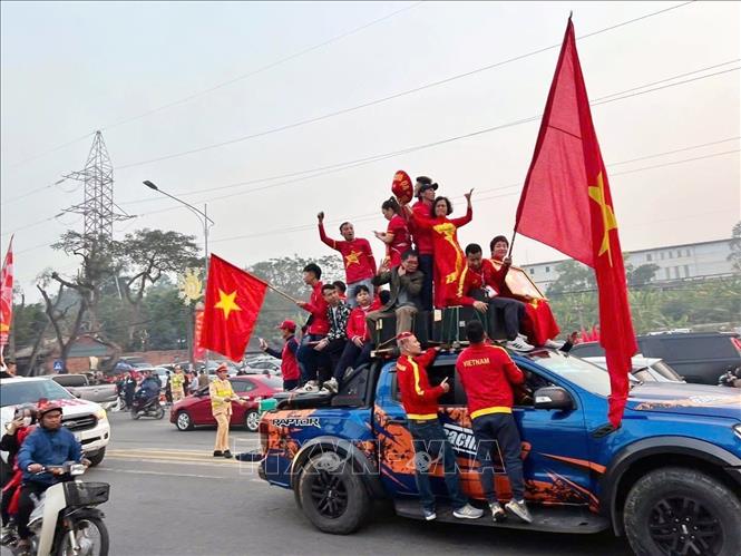 Việt Nam sẽ đối đầu với Singapore trong trận bán kết lượt về đã thu hút hàng nghìn cổ động viên trên sân Việt Trì. Ảnh: TTXVN phát
