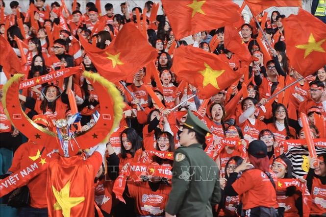 Khán giả đến sân cổ vũ cho đội nhà Việt Nam. Ảnh: Minh Quyết - TTXVN