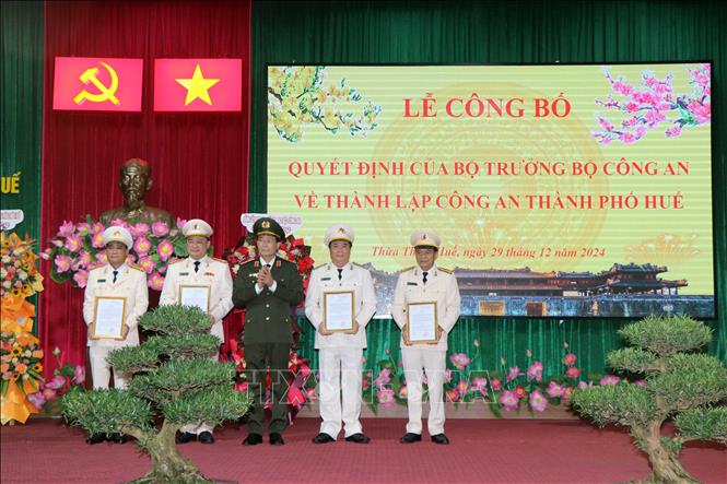 Thượng tướng Lê Quốc Hùng, Thứ trưởng Bộ Công an trao các quyết định của Bộ trưởng Bộ Công an cho Ban giám đốc Công an thành phố Huế. Ảnh: Đỗ Trưởng - TTXVN