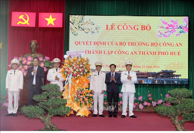Lãnh đạo Tỉnh uỷ và UBND tỉnh Thừa Thiên - Huế tặng hoa chúc mừng Ban giám đốc Công an thành phố Huế. Ảnh: Đỗ Trưởng - TTXVN