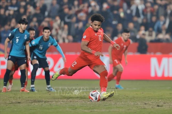 Xuân Son (12) mở tỷ số cho đội tuyển Việt Nam trên chấm phạt đền ở phút 45+1. Ảnh: Minh Quyết - TTXVN