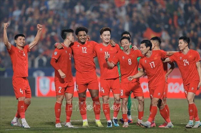 Các cầu thủ Việt Nam ăn mừng bàn thắng mở tỷ số của Xuân Son (12) ở phút 45+1. Ảnh: Minh Quyết - TTXVN
