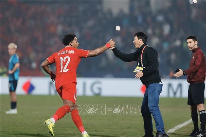 Tiền đạo Nguyễn Xuân Son chia sẻ niềm vui sau khi nâng tỷ số lên 2-0 với huấn luyện viên Kim Sang Sik. Ảnh: Minh Quyết - TTXVN