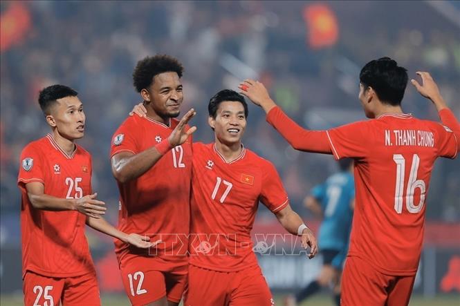 Các cầu thủ ăn mừng sau khi tiền đạo Nguyễn Xuân Son nâng tỷ số lên 2-0 cho đội tuyển Việt Nam ở phút 62. Ảnh: Minh Quyết - TTXVN