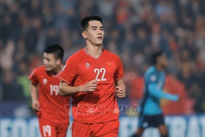 Tiến Linh ghi bàn từ chấm 11m, nâng tỷ số lên 3-1. Ảnh: Minh Quyết - TTXVN