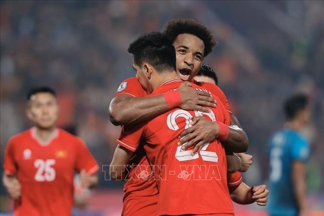 Xuân Son và Tiến Linh ăn mừng sau khi có bàn thắng nâng tỷ số lên 3-1 ở phút 90+2. Ảnh: Minh Quyết - TTXVN