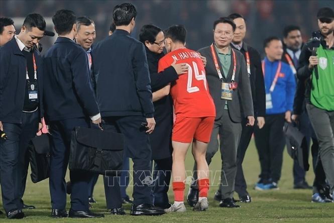 Thủ tướng Phạm Minh Chính xuống sân chia vui với đội tuyển Việt Nam. Ảnh: Minh Quyết - TTXVN