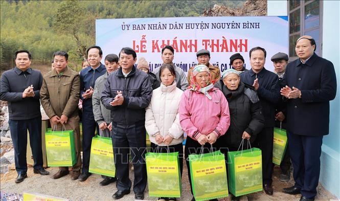 Ông Hoàng Xuân Ánh, Chủ tịch UBND (đứng giữa) cùng các lãnh đạo tỉnh Cao Bằng tặng quà cho nhân dân trong Lễ khánh thành nhà tái định cư. Ảnh: Thanh Loan/TTXVN phát