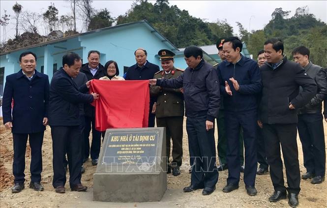 Lãnh đạo tỉnh Cao Bằng mở bang khánh thành khu tái định cư xóm Lũng Lỳ, xã Ca Thành, huyện Nguyên Bình. Ảnh: Thanh Loan/TTXVN phát