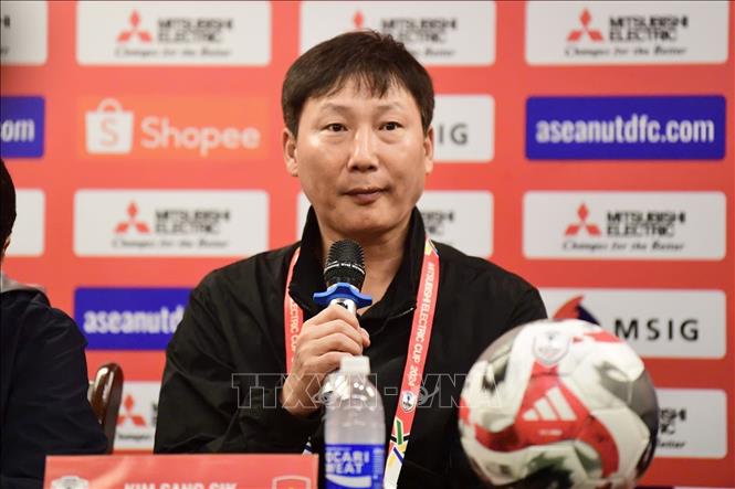 HLV trưởng đội tuyển Việt Nam Kim Sang Sik trả lời phỏng vấn tại cuộc họp báo sau trận đấu. Ảnh: Minh Quyết - TTXVN