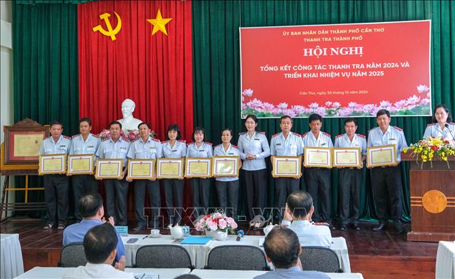 Trao Giấy khen của Chánh Thanh tra thành phố Cần Thơ cho các tập thể, cá nhân có thành tích xuất sắc trong công tác năm 2024. Ảnh: Thanh LIêm - TTXVN