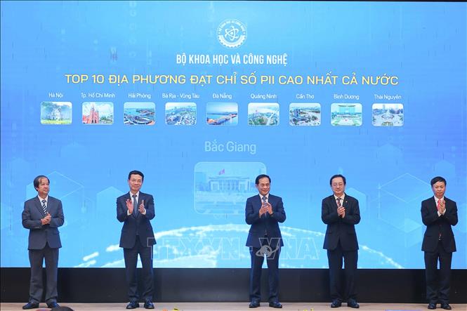 Phó Thủ tướng Bùi Thanh Sơn và các đại biểu thực hiện nghi lễ công bố Chỉ số Đổi mới sáng tạo cấp địa phương (PII) năm 2024. Ảnh: Hoàng Hiếu - TTXVN