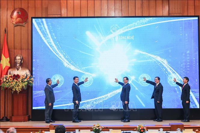 Phó Thủ tướng Bùi Thanh Sơn và các đại biểu thực hiện nghi lễ công bố Chỉ số Đổi mới sáng tạo cấp địa phương (PII) năm 2024. Ảnh: Hoàng Hiếu - TTXVN