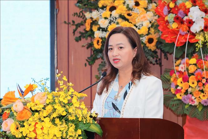 PGS.TS Phan Thị Hà Dương - Giám đốc Trung tâm nghiên cứu và đào tạo toán học quốc tế trình bày tham luận. Ảnh: Hoàng Hiếu - TTXVN