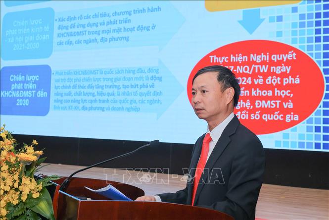 Thứ trưởng Bộ Khoa học và Công nghệ Hoàng Minh báo cáo chỉ số Đổi mới sáng tạo cấp địa phương năm 2024. Ảnh: Hoàng Hiếu - TTXVN