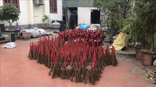 Hương được phơi sau khi sản xuất tại sân nhà của một hộ làm nghề. Ảnh: TTXVN phát