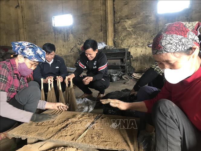 Các công nhân lăn thảo dược vào que hương tại làng hương Dưỡng Thái Bắc, huyện Kim Thành, tỉnh Hải Dương. Ảnh: Tiến Vĩnh – TTXVN
