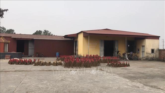 Hương được phơi khô tại sân của xưởng sản xuất. Ảnh: TTXVN phát

