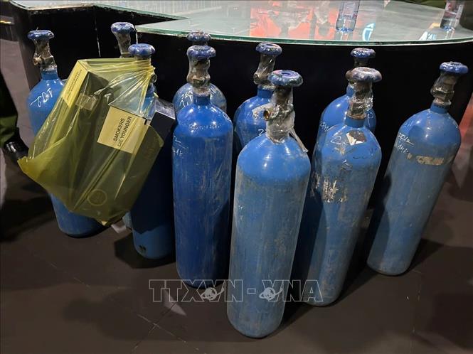 Hàng chục bình khí cười được phát hiện trong quán bar TH Club tại TP. Thủ Dầu Một, Bình Dương.Ảnh: TTXVN phát