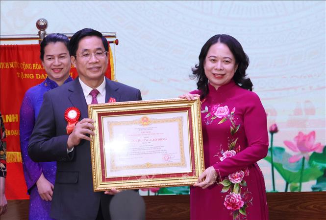 Phó Chủ tịch nước Võ Thị Ánh Xuân trao Huân chương Lao động hạng Nhì cho Phó Giáo sư, Tiến sĩ, bác sĩ Nguyễn Hoàng Bắc, Giám đốc Bệnh viện Đại học Y dược Thành phố Hồ Chí Minh. Ảnh: Đinh Hằng – TTXVN