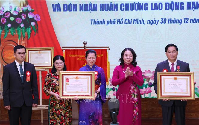 Phó Chủ tịch nước Võ Thị Ánh Xuân trao Huân chương Lao động hạng Nhì và hạng Ba cho cá nhân, tập thể Bệnh viện Đại học Y Dược Thành phố Hồ Chí Minh. Ảnh: Đinh Hằng – TTXVN