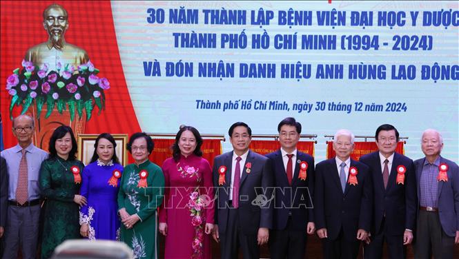 Lãnh đạo, nguyên lãnh đạo Đảng, Nhà nước, Bộ Y tế cùng các thế hệ lãnh đạo Bệnh viện Đại học Y Dược Thành phố Hồ Chí Minh. Ảnh: Đinh Hằng - TTXVN