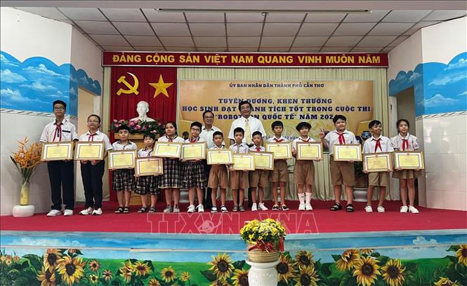 Khen thưởng các học sinh đoạt giải Ba và Khuyến khích. Ảnh: Ánh Tuyết - TTXVN