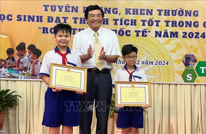 Khen thưởng hai học sinh đoạt giải Nhất. Ảnh: Ánh Tuyết - TTXVN