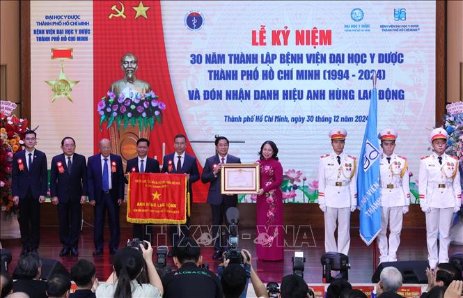 Phó Chủ tịch nước Võ Thị Ánh Xuân trao danh hiệu Anh hùng Lao động cho tập thể Bệnh viện Đại học Y Dược Thành phố Hồ Chí Minh. Ảnh: Đinh Hằng - TTXVN