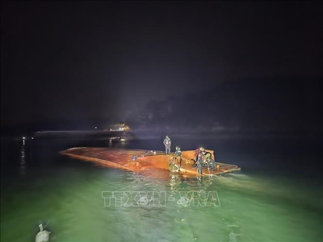 Lực lượng cứu hộ tìm kiếm nạn nhân vụ lật phà ở ngoài khơi thành phố Seosan, tỉnh Chungcheong Nam, Hàn Quốc ngày 30/12/2024. Ảnh: THX/TTXVN