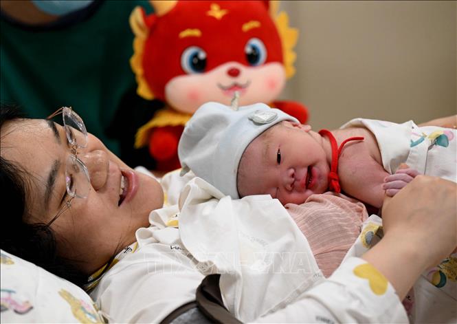Em bé sơ sinh tại bệnh viện ở tỉnh Hà Bắc, Trung Quốc, ngày 10/2/2024. Ảnh: THX/TTXVN