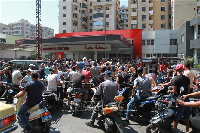 Người dân xếp hàng tại trạm xăng ở Tripoli, Liban. Ảnh: THX/TTXVN