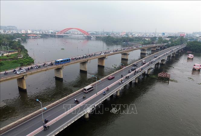 Cầu Bình Triệu 1 có tĩnh không thấp hơn so với cầu Bình Triệu 2 được xây dựng sau này. Ảnh: Tiến Lực - TTXVN