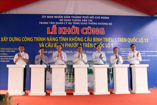 Các đại biểu thực hiện nghi thức khởi công hai dự án. Ảnh: Tiến Lực - TTXVN