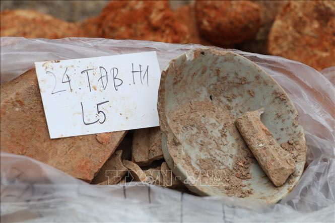 Các di chỉ liên quan đến tường thành Hoa Lư được tìm thấy trong quá trình khai quật. Ảnh: Thùy Dung - TTXVN