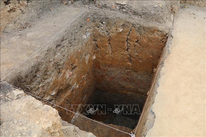 Nền móng tường thành Hoa Lư xưa được tìm thấy trong quá trình khai quật. Ảnh: Thùy Dung - TTXVN