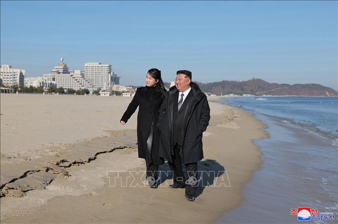 Nhà lãnh đạo Triều Tiên Kim Jong Un thị sát khu vực du lịch ven biển Kalma ở Wonsan ngày 29/12/2024. Ảnh: Yonhap/TTXVN