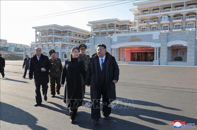 Nhà lãnh đạo Triều Tiên Kim Jong Un thị sát khu vực du lịch ven biển Kalma ở Wonsan ngày 29/12/2024. Ảnh: Yonhap/TTXVN