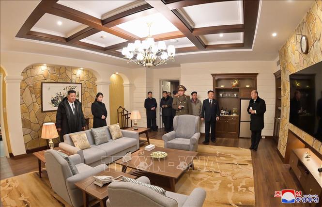 Nhà lãnh đạo Triều Tiên Kim Jong Un thị sát khu vực du lịch ven biển Kalma ở Wonsan ngày 29/12/2024. Ảnh: Yonhap/TTXVN