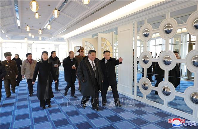 Nhà lãnh đạo Triều Tiên Kim Jong Un thị sát khu vực du lịch ven biển Kalma ở Wonsan ngày 29/12/2024. Ảnh: KCNA/TTXVN