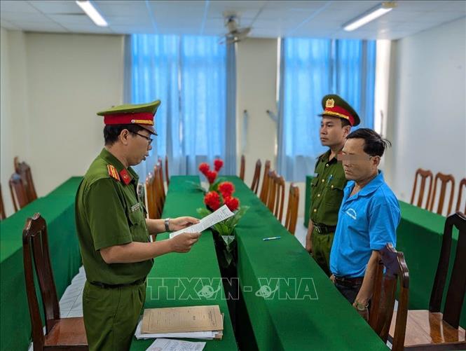 Cơ quan Công an thi hành các quyết định đối với bị can Võ Trường Thắng. Ảnh: TTXVN phát