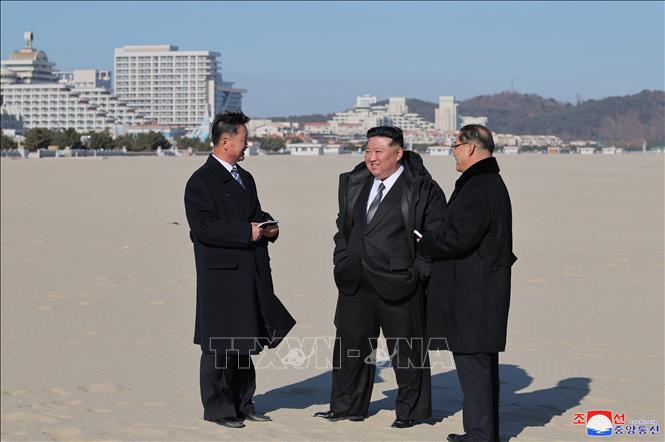 Nhà lãnh đạo Triều Tiên Kim Jong Un thị sát khu vực du lịch ven biển Kalma ở Wonsan, Triều Tiên, ngày 29/12/2024. Ảnh: KCNA/TTXVN