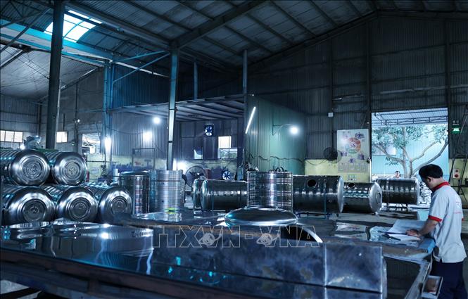 Xưởng sản xuất bồn inox của Công ty TNHH Sản xuất thương mại dịch vụ và xuất nhập khẩu Đăng Phong tại Khu Công nghiệp Tân An, tỉnh Đắk Lắk. Ảnh: Hoài Thu – TTXVN