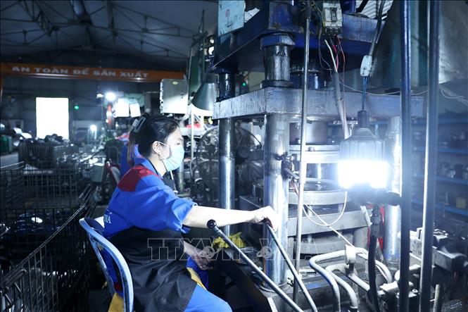 Công nhân làm việc tại Khu Công nghiệp Tân An, tỉnh Đắk Lắk. Ảnh: Hoài Thu – TTXVN