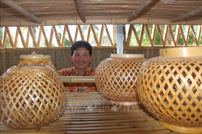 Các hộ dân tất bật chuẩn bị nguồn hàng để phục vụ thị trường dịp Tết Nguyên đán. Ảnh: Chanh Đa-TTXVN 
