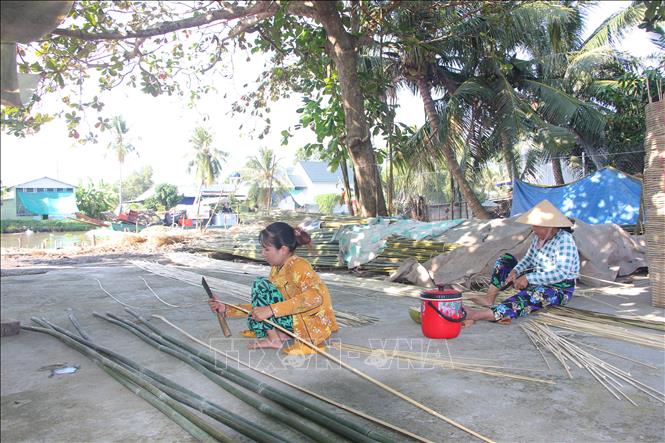 Làng nghề đan đát ở ấp Mỹ I, xã  xã Vĩnh Phú Đông (huyện Phước Long, tỉnh Bạc Liêu) góp phần tạo công ăn việc làm cho người dân. Ảnh: Chanh Đa-TTXVN 
