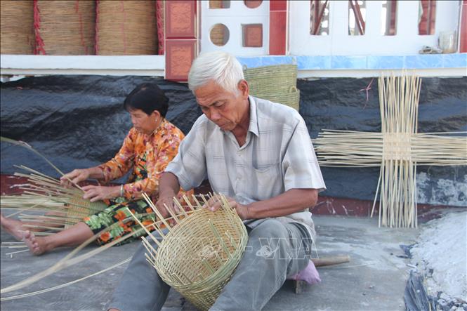 Các sản phẩm đan đát của làng nghề đan đát ở ấp Mỹ I, xã Vĩnh Phú Đông (huyện Phước Long) luôn đảm bảo được đầu ra. Ảnh: Chanh Đa-TTXVN 
