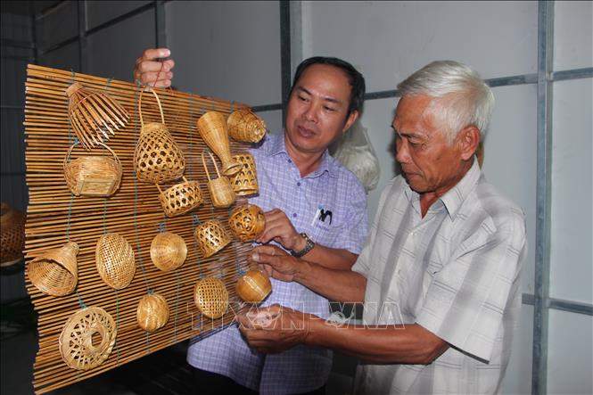 Các sản phẩm đan đát thủ công của làng nghề đan đát ở xã Vĩnh Phú Đông (huyện Phước Long) luôn được khách gần xa thích thú. Ảnh: Chanh Đa-TTXVN 

